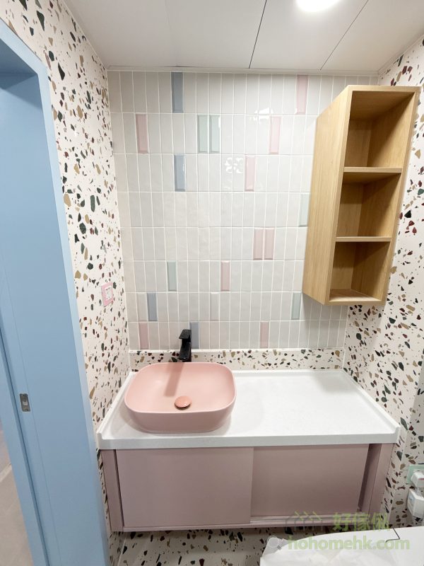 櫃身採用焗漆工藝，實現甜美的淺粉紅色調，為浴室增添一份浪漫與溫馨。這種設計風格既能融入馬卡龍主題，又具備高度耐用性，防潮防水，適合長期使用，同時滿足個性化設計需求。