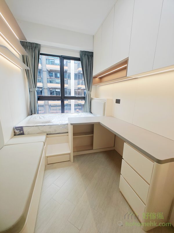 奶油風睡房的設計以米白、奶茶色等低飽和度暖色調為主，帶有一種溫暖的療癒感。這些柔和的色系不僅讓人放鬆心情，還能提升空間的視覺感，讓睡房看起來更加寧靜和寬敞，無論是日常生活還是休息時間，都能帶來滿滿的舒適感。