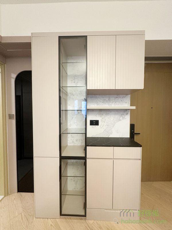 飯廳的C字櫃提供了展示與收納的雙重功能。櫃內可擺放紅酒、酒杯及其他精美餐具，為用餐區增添儀式感。隱藏式燈光更能突顯物品的質感，讓每一次用餐都成為一種享受。