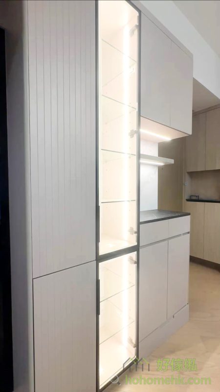 飯廳的C字櫃提供了展示與收納的雙重功能。櫃內可擺放紅酒、酒杯及其他精美餐具，為用餐區增添儀式感。隱藏式燈光更能突顯物品的質感，讓每一次用餐都成為一種享受。