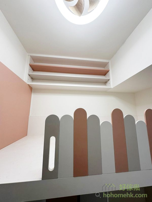 組合床的上床側邊增設了一排吊櫃，以儲物功能為中心。這些吊櫃不僅有充足的收納空間，還能當作小朋友的「秘密角落」，放置心愛的小物件或書本，為生活增添一點小樂趣。