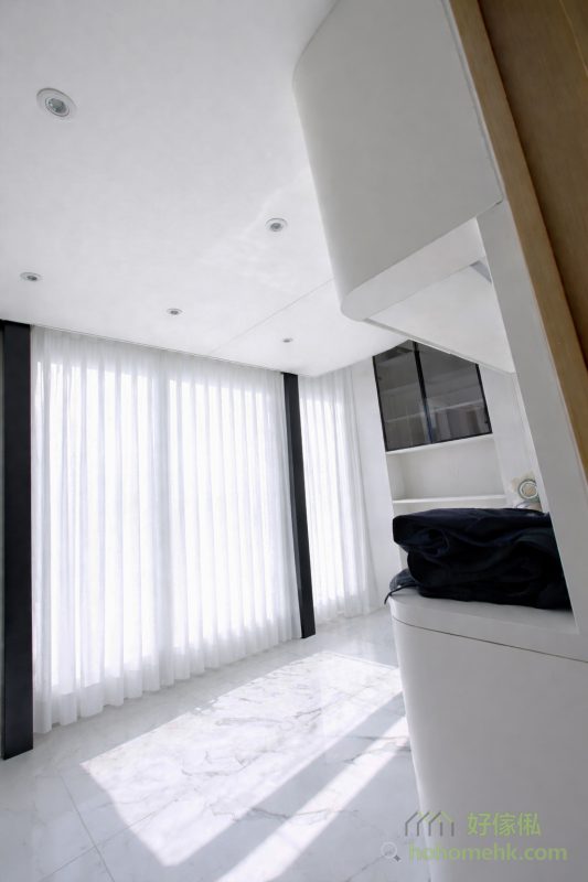 單位擁有單邊大窗設計，自然而充足的採光為室內帶來舒適明亮的生活氛圍。因此，我們特意在靠窗位置以企柱代替儲物櫃作為閣樓床的落地支撐。這樣不僅避免阻擋窗戶光線，更進一步提升了空間的通透感，同時保持結構穩固和整體美觀，可謂設計與功能的完美結合。