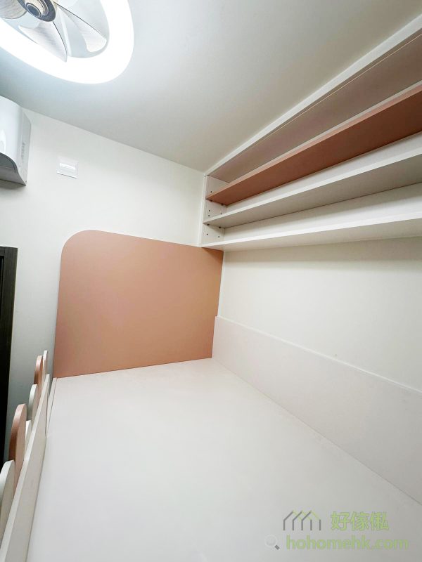 採用柔和色調的拼色設計，選用粉色、奶油色及自然木紋等元素，既提升了整體居室的溫馨感，也突顯住戶的個人風格，讓房間更具特色。拼色設計的組合床顏值與功能俱備，成為兒童房或小型居室的首選。