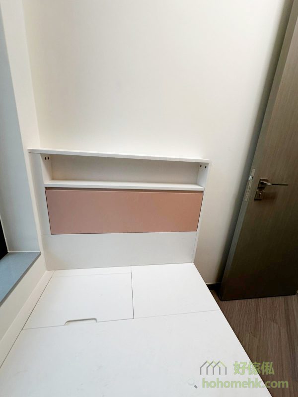 組合床的下層設計充分利用細節空間，加入了薄型床頭櫃。這個貼心的小櫃子讓住戶可輕鬆收納手機、書本或其他日常小物，方便取用。這樣的設計不只是空間利用的極致表現，更帶來居家的便利。