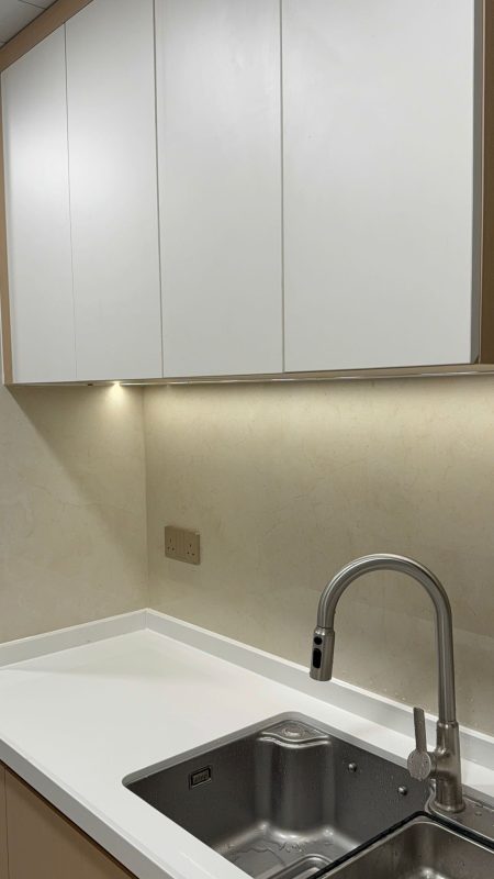 深井碧堤半島泥水工程 — 廚廁鋪瓷磚！裝修客戶可以自行選購廚廁瓷磚，交給我們的裝修師傅鋪磚，亦可以在好傢俬的建材供應商以優惠價加購瓷磚。大磚和細磚師傅都可以鋪，為客戶打造理想的風格。