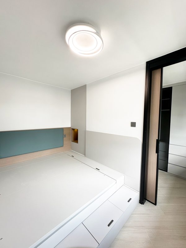 進入主人房，首先吸引目光的是大容量油壓床。床板下方擁有充裕的儲物空間，適合存放大型床品和季節性物品。而床頭的內嵌式設計，配合燈效，夜間使用更添溫馨。