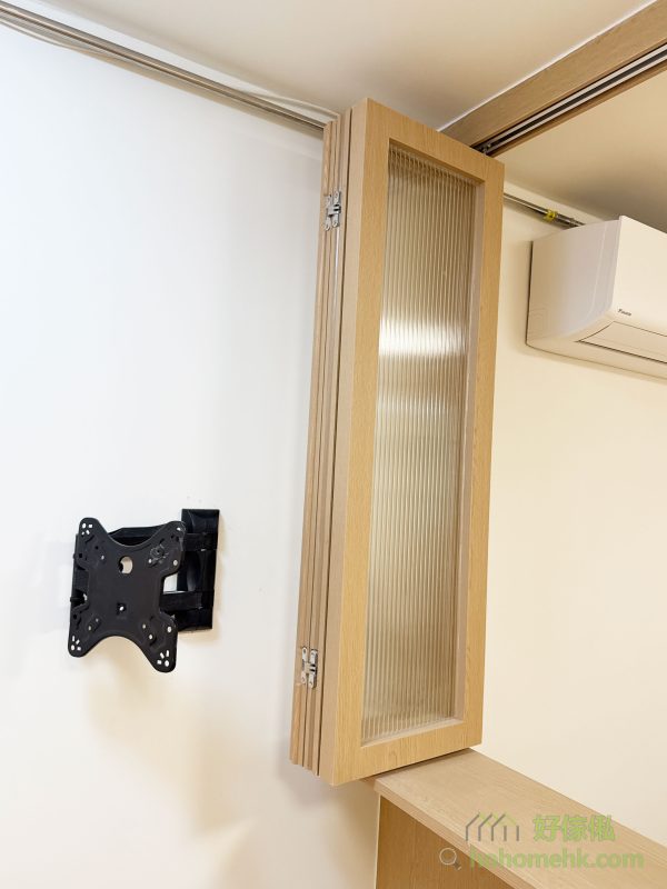 間房的另一側設計了趟窗，同樣採用趟摺門的設計理念。白天可將窗扇完全打開，讓空氣在客廳與間房之間自由流通，增強空間的舒適感；而夜晚需要休息時，則可關上窗扇，為間房提供安靜與私密的環境。這樣的安排，不僅實現了功能的多樣性，還能在需要時增加家庭成員間的互動。