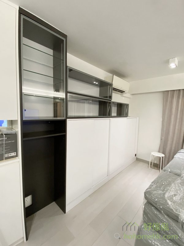 傢俬的配色選用暖白與炭黑作為主要對比色，大大提升視覺上的層次感。暖白色帶來舒適溫馨的感覺，配合炭黑的穩重大氣，打造出現代而時尚的房間氛圍。這樣的色彩搭配既符合低調奢華的品味，也適合追求簡約風的小家庭。