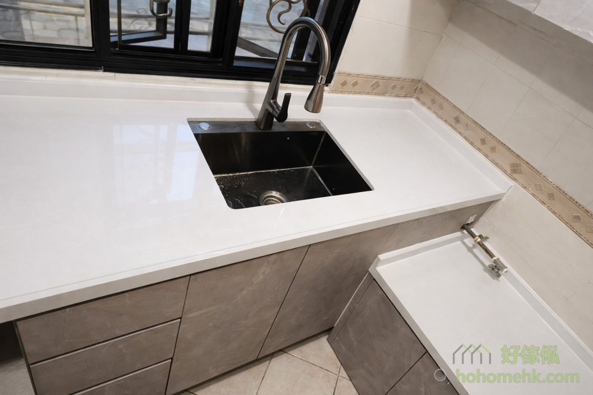 家庭成員若偏愛使用大型鍋具，建議煮食位置的廚櫃可調至較矮的高度，使炒菜過程更自然流暢，避免「吊手」的不適感。此設計不僅改善廚房的操作便利性，還讓入廚變得更輕鬆愉快，提升家庭的煮食樂趣。