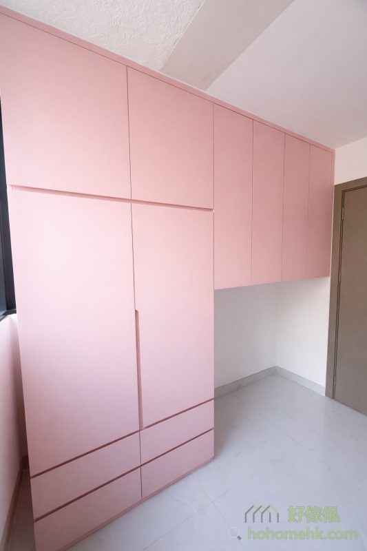 粉紅色是一種柔和溫暖的色調，非常適合營造家居的溫馨氛圍。在全屋傢俬以粉紅色為主題時，可利用好傢俬提供的多款色板，選擇不同深淺的粉紅色調。由櫃門到櫃身都使用統一顏色，無論是衣櫃、樓梯櫃還是地台床，都能夠提升整體視覺的協調性。此外，適量加入白色或淺木色拼色設計，既能增加層次感，也能避免過度單調。