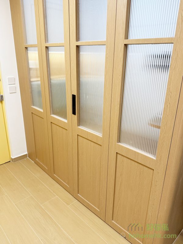 在客廳與間房設計中，特別增添了圓角邊的細節處理。優雅地融入圓邊設計，不僅對有小朋友和長者的家庭提供更多安全保護，也讓整體家居的線條顯得更為柔和流暢，營造舒適的視覺效果。