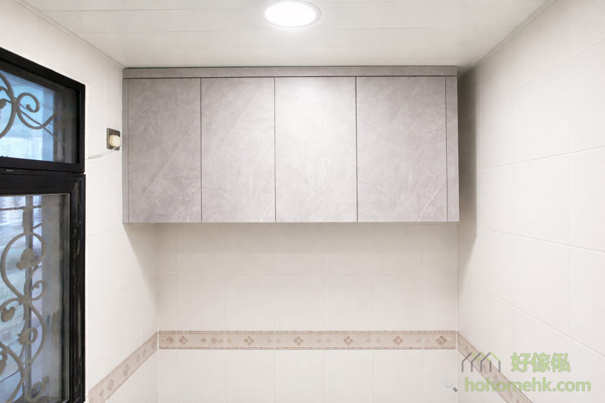 無論廚房面積大小，高低級廚櫃都能巧妙融合實用功能與美觀外觀，例如透過灰色大理石紋門板營造時尚感。石英石枱面不僅耐用、不食色，還容易清潔，結合玻璃櫃門的細節，使廚房設計顯得格調非凡。