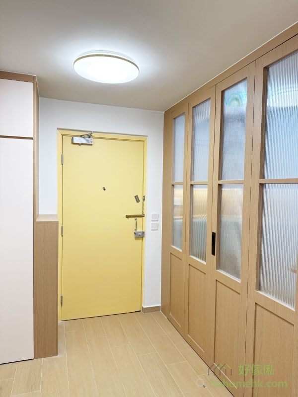 間房的主體間隔和趟門採用暖木色與長虹玻璃結合，散發出濃厚的日式裝潢風格。暖木色帶來的自然氣息，加上長虹玻璃若隱若現的效果，令空間瞬間變得柔和而高級。這種材質與顏色搭配，既有實用性，又可以大幅提升家居的美感，特別適合希望打造溫暖和諧氛圍的家庭。