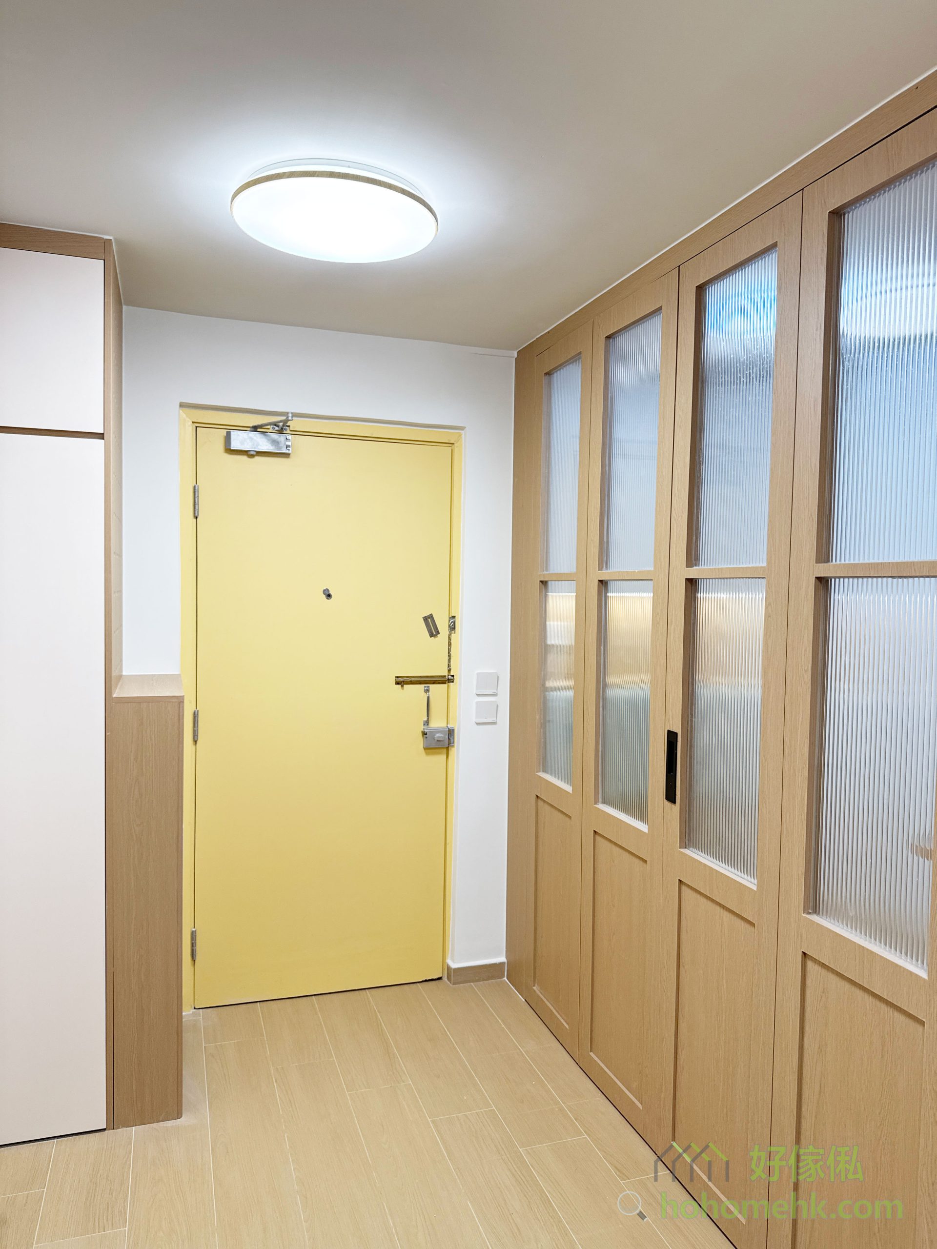 間房的主體間隔和趟門採用暖木色與長虹玻璃結合，散發出濃厚的日式裝潢風格。暖木色帶來的自然氣息，加上長虹玻璃若隱若現的效果，令空間瞬間變得柔和而高級。這種材質與顏色搭配，既有實用性，又可以大幅提升家居的美感，特別適合希望打造溫暖和諧氛圍的家庭。