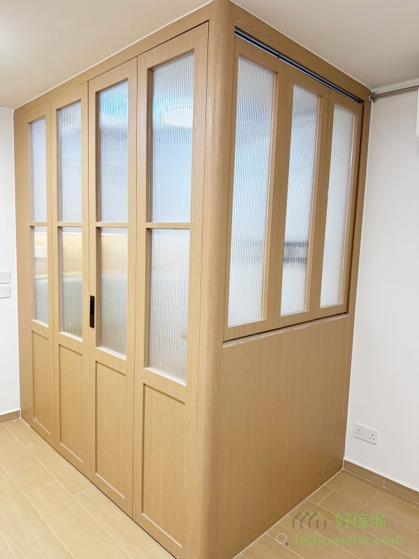 趟摺門對於客廳間房來說，是一款非常實用的設計元素，特別適合香港的小型單位。在間房與客廳之間加入趟摺門，不僅可以在日間完全打開，令客廳視覺上更為通透；而在需要私密空間時，又能輕鬆關合。這樣的布局，不僅提升空間的可塑性，亦讓日後更換房內傢俬變得更加方便，減少清拆和搬運的麻煩。