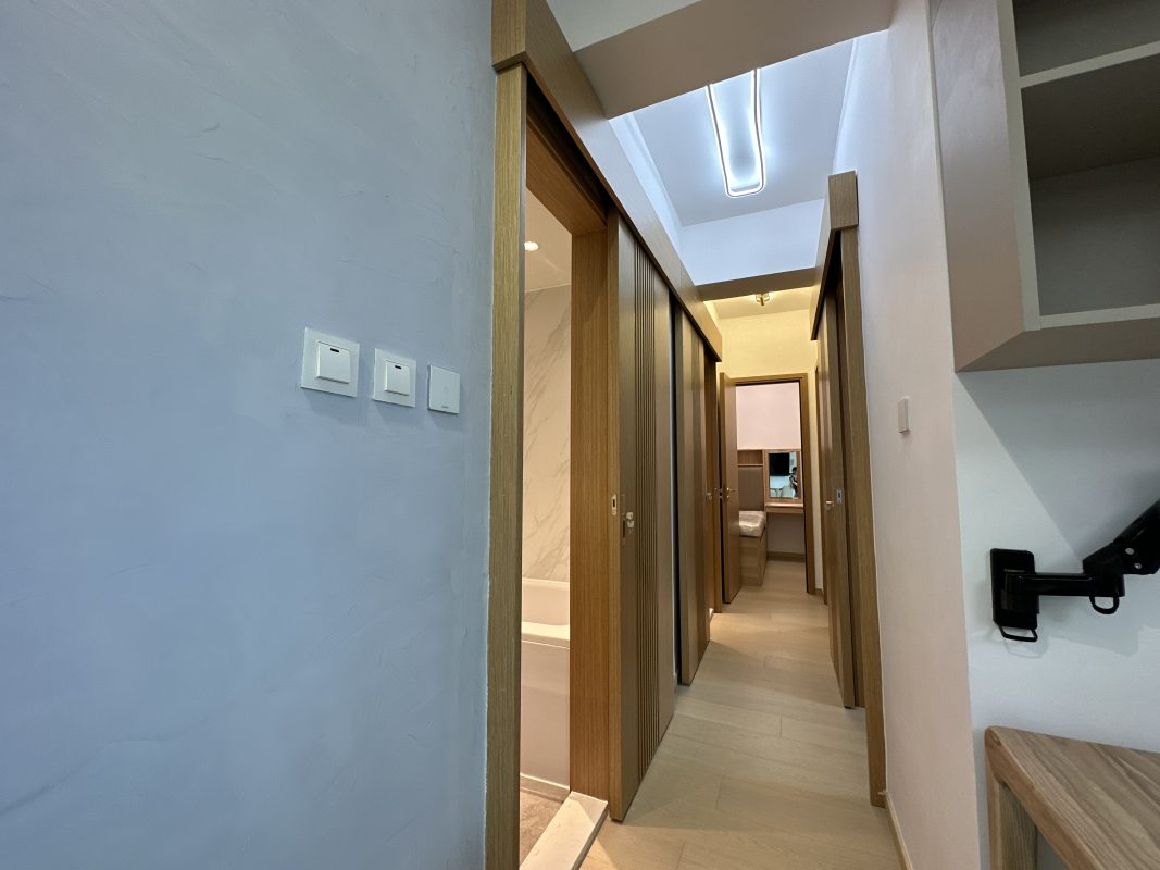 吊趟門訂造服務，非常適合想換門款的客人，可以「輕裝修」就能令屋企快速煥然一新！全屋裝修的客人，亦可以選擇用吊趟門代替走廊兩旁的房門，令浴室及房間都可完全用盡空間，不用額外預留掩門的開門位置，傢俬佈局更靈活。