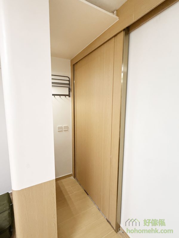 廚房與廁所採用一隻趟門兩邊共用的設計，是節省裝修成本及空間的理想解決方案。這樣的設計不但讓家庭更靈活地運用有限的空間，亦可減少訂造兩扇門的累贅。對細單位或公屋住戶而言，實屬一大殺手鐧。