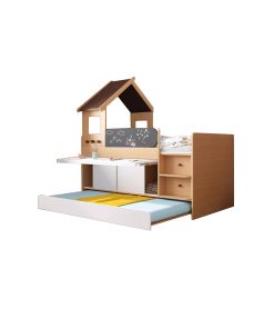 Gina兒童半高床屋仔款白底產品全圖，木色床框配白色趟門，床頭設計成小屋形狀帶深啡色屋頂，床側有黑板護欄，床底有三扇白色趟門儲物空間，床身右側有三層木色梯級兼抽屜，底部拉床完全拉出顯示藍色及黃色床褥位置